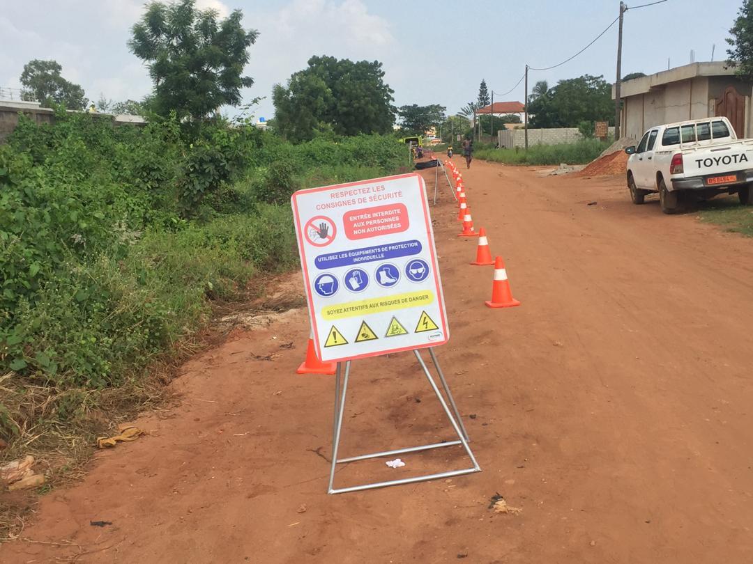 Panneau de consignes de sécurité sur voie de travaux