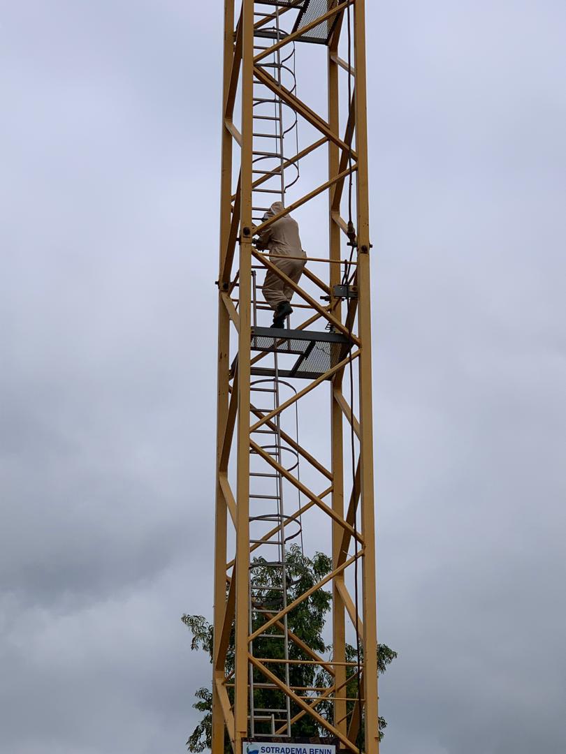 Travail en hauteur — montée sur grue de chantier